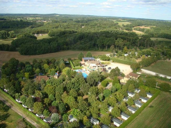 Camping Le Pigeonnier Saint-Crépin-et-Carlucet Exterior foto